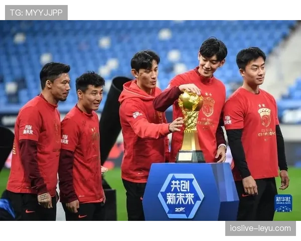 上海海港首夺中超冠军,书写队史辉煌新篇章 上海海港首夺中超冠军,书写队史辉煌新篇章