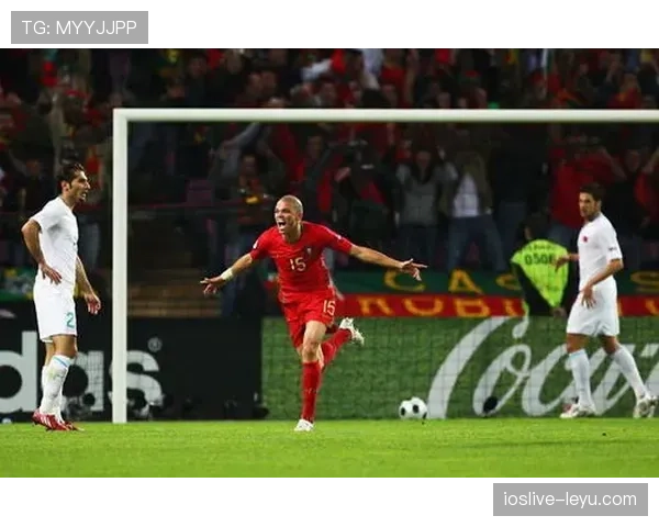 佩佩式中卫引领防线革新,球队战术转型初显成效 佩佩式中卫引领防线革新,球队战术转型初显成效