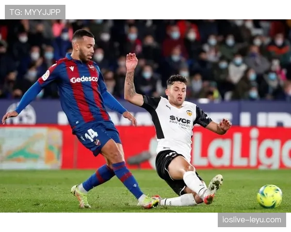 足球球星状态回暖引关注,新生活曝光引爆热议 足球球星状态回暖引关注,新生活曝光引爆热议