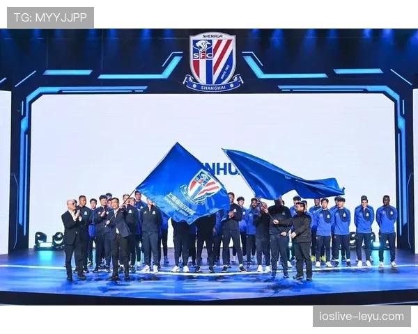 蓝宝热情助威,期待申花新赛季稳健前行 蓝宝热情助威,期待申花新赛季稳健前行