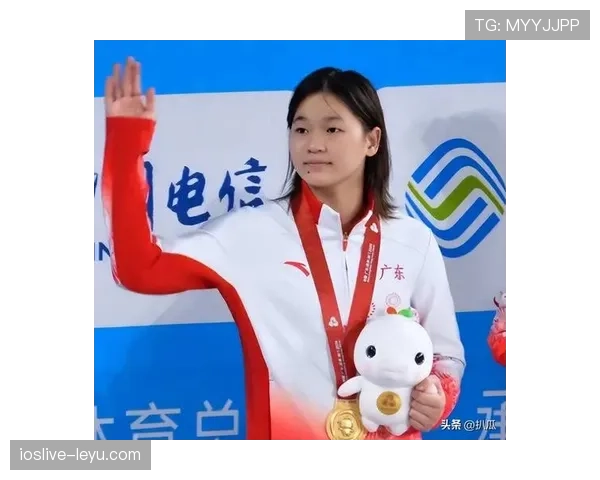 全红婵回家路上还在啃苹果，网友扒出她训练津贴连奶茶都喝不起