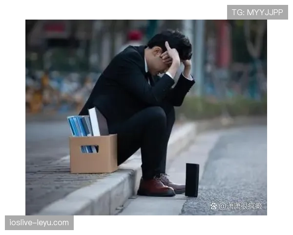 阿尔瓦雷斯在菜市场拎着名牌礼盒和塑料袋，画面像两种人生